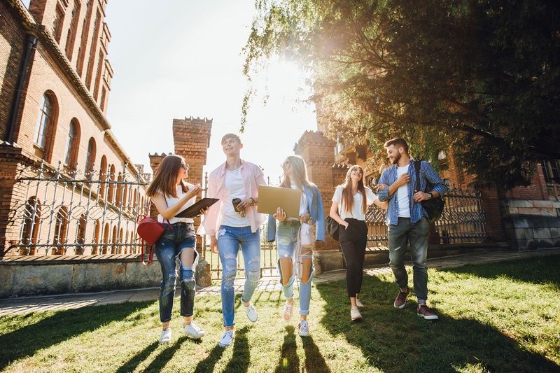 What are the advantages of going to university? Discover them